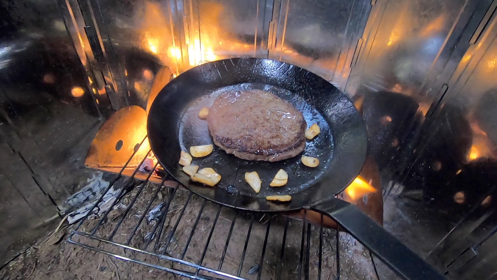 ペトロマックス/PETROMAX　男前フライパンで焚き火ステーキ！